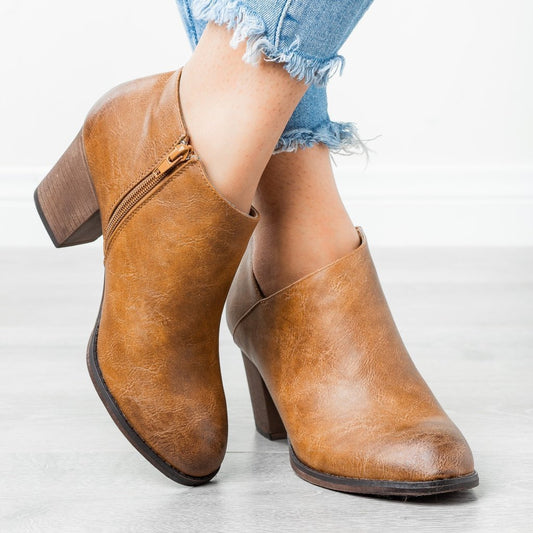 Stylish Curves: Pointed Toe Plus Size Fashion Boots